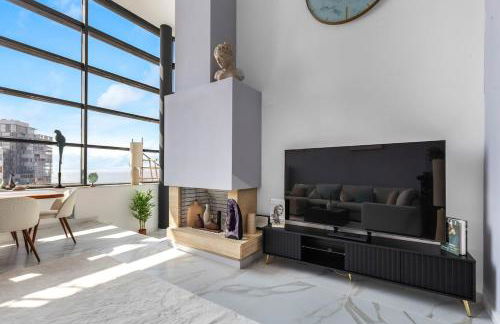 Penthouse Duplex with TOP Views! - Photo 2