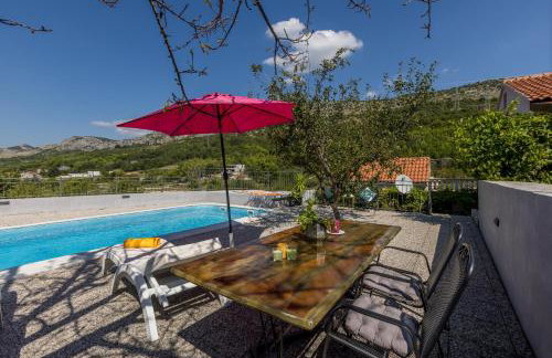 JOVI-relaxing, fenced, private, heated pool & view - Photo 74