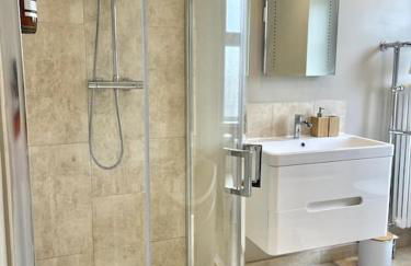 Spacious Modern Victorian House in Rochester - Photo 4