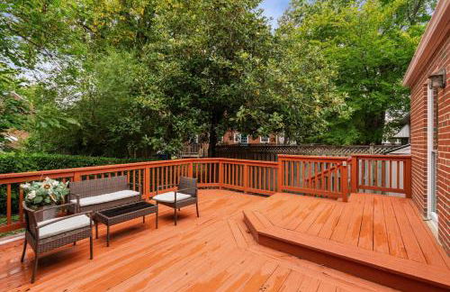 Charming Townhouse Retreat by CozySuites - Foto 36