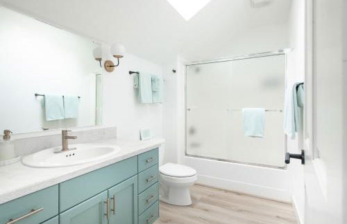 Modern retreat w/ stunning views & hot tub - Photo 18