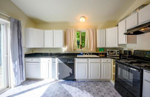 Blue House - private 2 bed, 2 bath home with garage - Photo 10