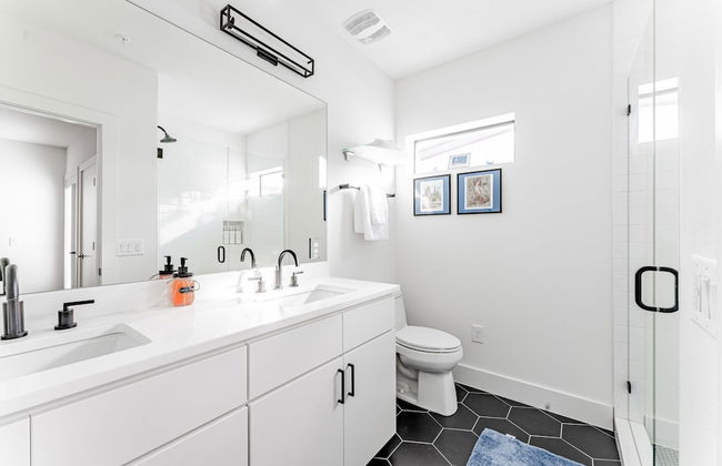 East Downtown 3BR Condo w Fast Wifi and Sleeps 8 - Foto 12