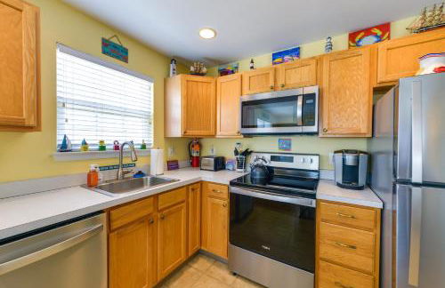 Condo with Deck Walk to Beach and Convention Center! - Foto 11