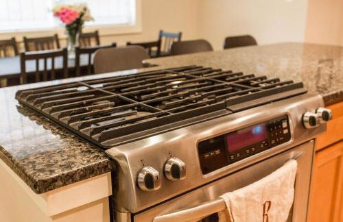 Designer Themed 4 Bedroom in Best Location with Patio and Fireplace - Foto 8