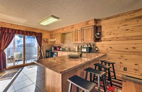 Downtown Red River Retreat with Mtn Views and Yard - Foto 6