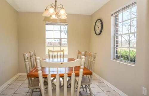 Classic Colonial Home near Main Street - Foto 20