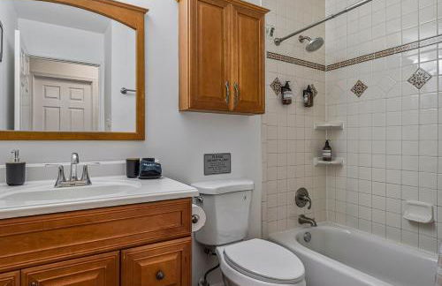 Cozy 4BR Retreat - Private backyard, Gazebo & Grill - Foto 8