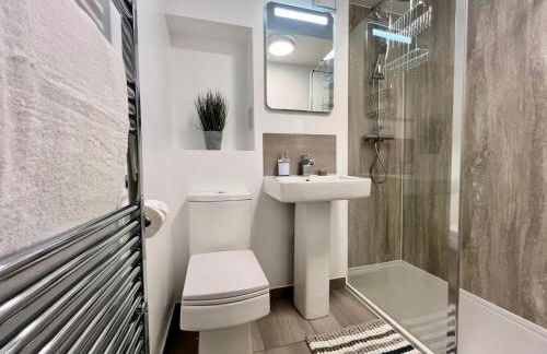 Borage House- Crawley,3BR House, Wifi, Parking, Close to Gatwick Airport, Contractor friendly, short and long term stays welcome - Foto 6