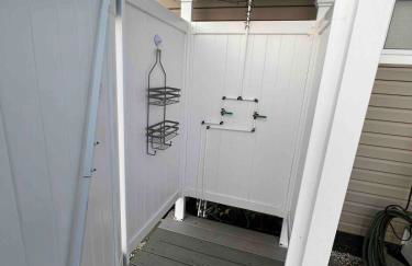 Waterfront retreat minutes from the beach - Foto 21