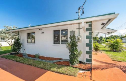 Roxanas 3bed 2bath Home with Modern Interior and BBQ Backyard - Photo 33