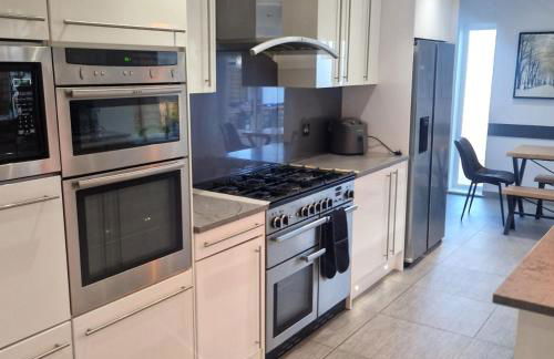 4 Bedroom Group Stay, 3 Bathrooms, Easy Parking - Photo 10