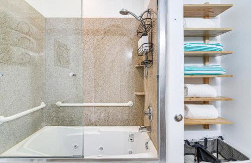 Walk to Galveston Beach Family Condo with Pool - Foto 14