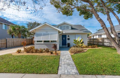 Adorable Dog Friendly Home with Fenced Yard, Office, STEPS to Canal & Hospital! - Foto 38