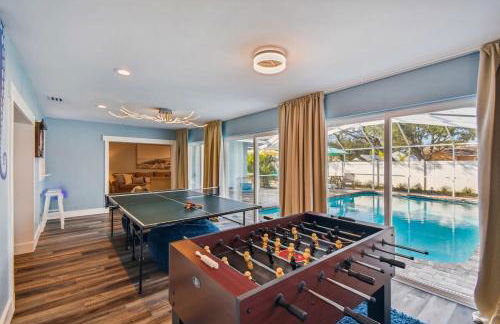 Luxury heated-pool home blocks from the beach - Foto 28