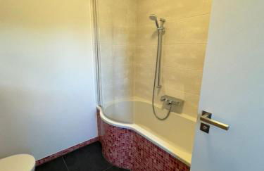 helle Ferienwohnung in Architektenhaus mit Garten und Pool - Foto 9