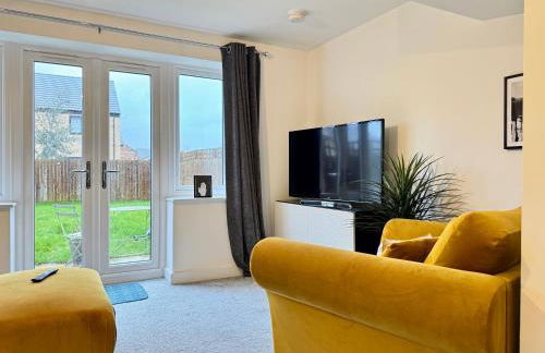 Stylish 2 Bedroom Home Near Lake with Free Parking & Garden - Photo 9