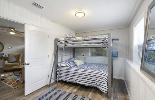 Cheerful residential home with boat launch access - Foto 28