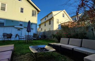 The Gold Room near downtown trains fast wifi - Photo 58