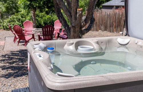 Light-filled retreat w hot tub & firepit - Foto 6