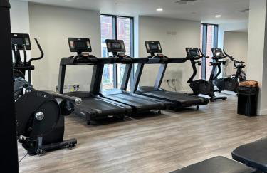 Cozy City Centre Apartment with Free Gym and Free Coffee - Photo 9