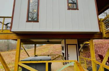 Cozy Treehouse w Hot Tub, Fire Pit, Pet Friendly, Lake Access - Photo 31