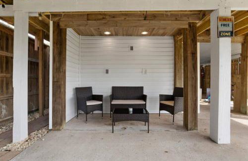 Waterfront Home Game Room Ping Pong Outdoor Bar Area - Foto 13