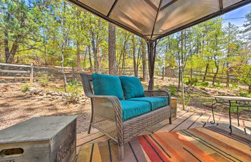 Near Hiking Trails Woodsy Pine Cabin with Fire Pit - Foto 23