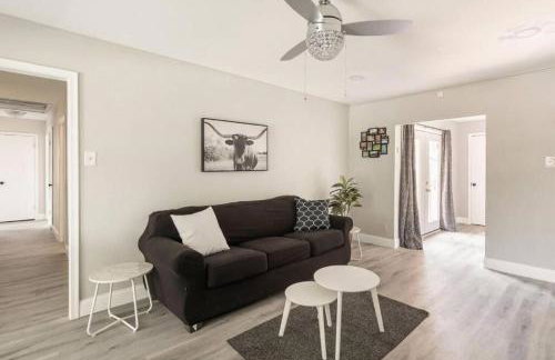 4 Bed 3 Bath House, Spacious, Smart TVs in all rooms, Whole house to yourself - Foto 1