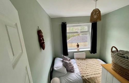 3BR, Sleeps 5, Free Parking, Fast WiFi, Near M62 & Leeds - Foto 14