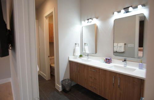 Modern 3BR with Game Room, Near Market Center DART, Med District & Uptown - Foto 21