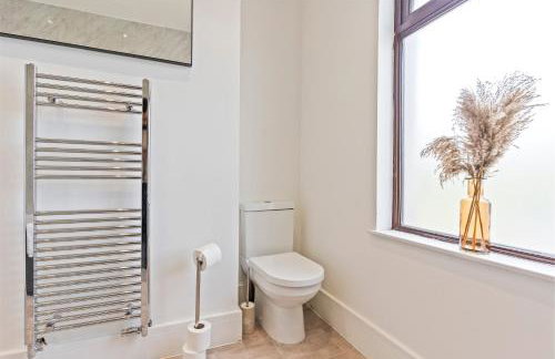 Stylish House - Sleeps 7 - Free Parking, Fast WiFi and Smart TV - Contractors, Groups and Long Stays Welcome by Yoko Property - Foto 7