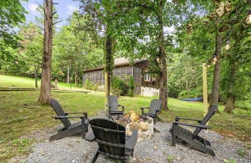 Screened Porch w Swing, Fire Pit, Grill & Deck - Photo 3