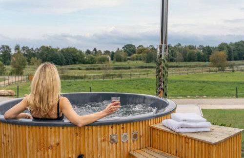 Rumiane pola - stodoła na Mazurach z widokiem na jezioro - Foto 11