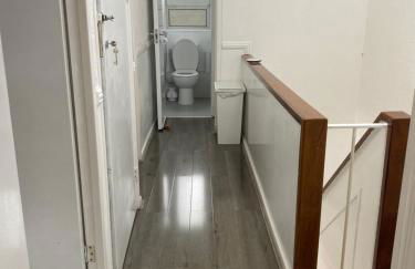 Luxury 3 Bedroom Flat with Garden - Photo 5