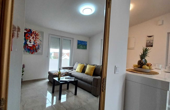 Beachfront Apartment With Balcony and Sea View - Foto 15