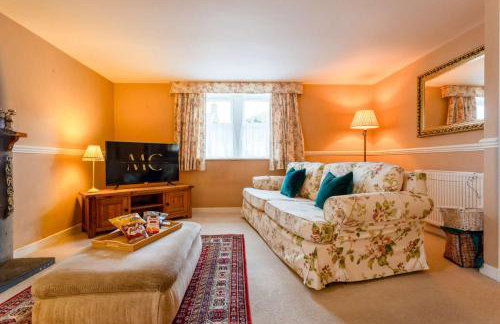 Cosy 4-Bed Cottage in Kirk Yetholm by MCPI Hosting, Perfect for Families & Holidaymakers - Foto 1