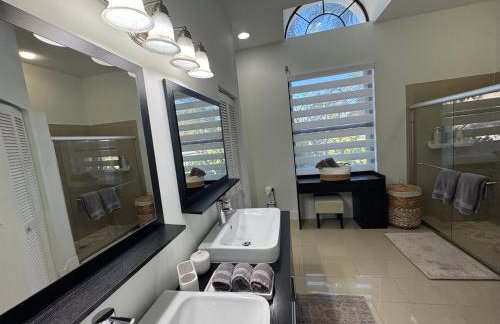 Three-Bedroom House - Best area-Heated Pool-Spa and Sauna Close to Beaches - Foto 35