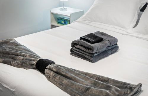 Spacious DT Condo l Free Parking l Fast Wi-Fi - Foto 8