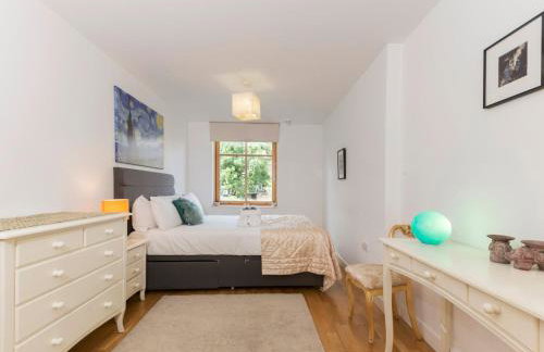 Spacious 2BR Flat Near Camden & Kings Cross Tube - Pass the Keys - Foto 14
