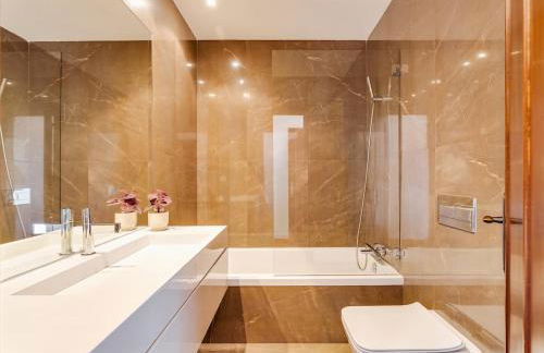 Beach Villa with Jacuzzi & Garage by HostWise - Foto 51