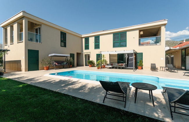 Luxury Villa With Heated Pool, Terrace, and Outdoor Amenities for Relaxation - Foto 45