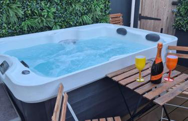 JUNGLE HOT TUB, games room, near eateries, micro brewery, pubs, beauty salons and boutique shops, Argyle, free Netflix, in the heart of Plymouth - Dogs welcome - Hosted by Absolute Accommodation Plymouth - Foto 62