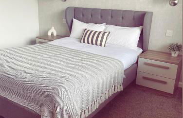 Malva - Modern 2 Bedroom Bungalow in Wick Sleeps 4 with private parking - NC500 Route - Photo 10