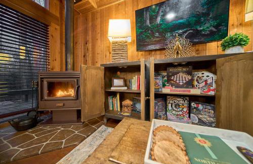 Waterfront A-Frame Cabin w Hot Tub, Outdoor Kitchen, Firepit Near Hiking & ATV Trails - 10 mins to Helen, GA - Foto 9