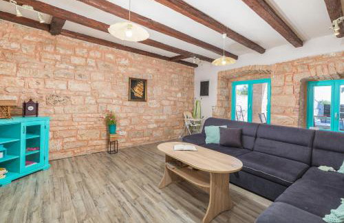 Lovely House Kristina with a pool - Photo 42