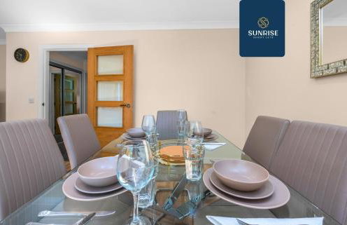 MUIRTON HOUSE - INVOICE and REDUCED PRICE only via SUNRISE SHORT LETS DUNDEE, 4 Bed House, 4 Car Parking, 2 Baths, 5 Smart TVs, Fully Equipped Kitchen, Large Dining and Living Space, Rear Garden, Free WiFi, and ONLY 9 Mins to STANNERGATE Ports - Foto 13