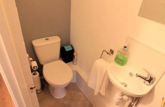 H21 -3 bed Close to Town Drive Parking 2 toilets Contractor Digs - Photo 30
