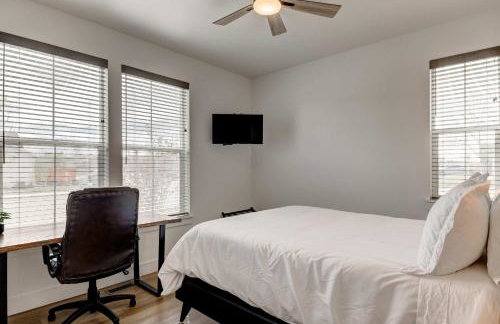 Scenic Modern Home with Private Patio & Fireplace - Foto 35