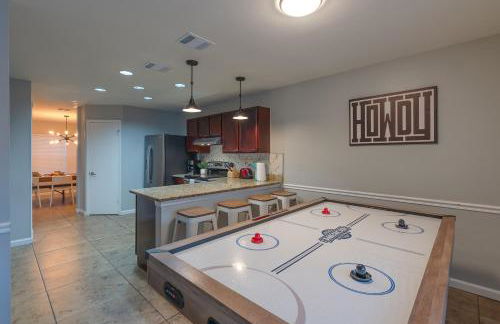 Luxury 5BR House with Pool by SeaWorld & Lackland - Foto 17